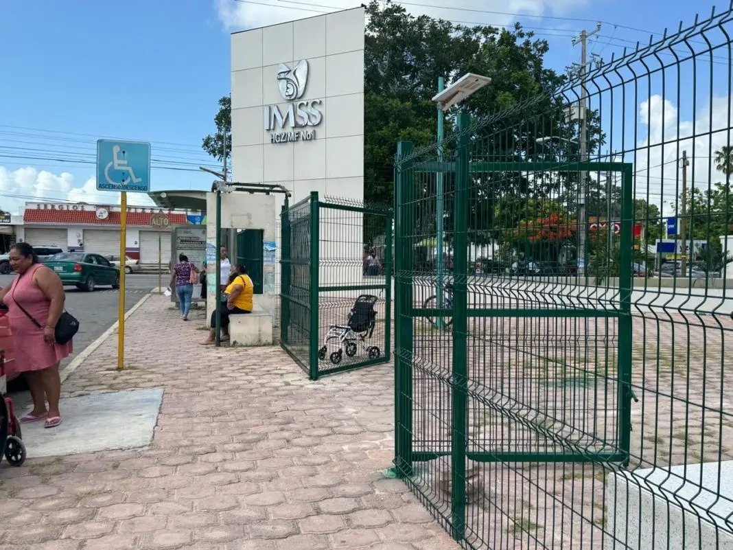 An IMSS transport bus at a pickup location, with patients waiting nearby