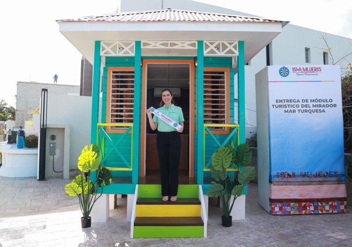 Mayor Atenea Gómez Ricalde at the inauguration of the new tourist assistance and security module at Mar Turquesa Lookout in Isla Mujeres