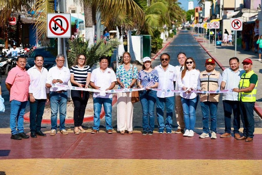 Mayor Atenea Gomez Ricalde at the opening of the second phase of the Rueda Medina boardwalk in Isla Mujeres