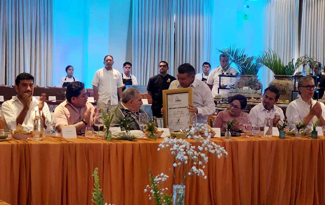 José Luis Martínez Alday receiving an award at the Riviera Maya College of Architects ceremony