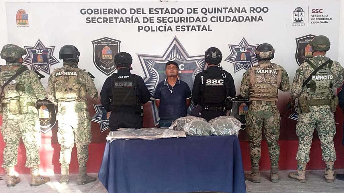Police and military personnel conducting an operation in Mahahual, Quintana Roo