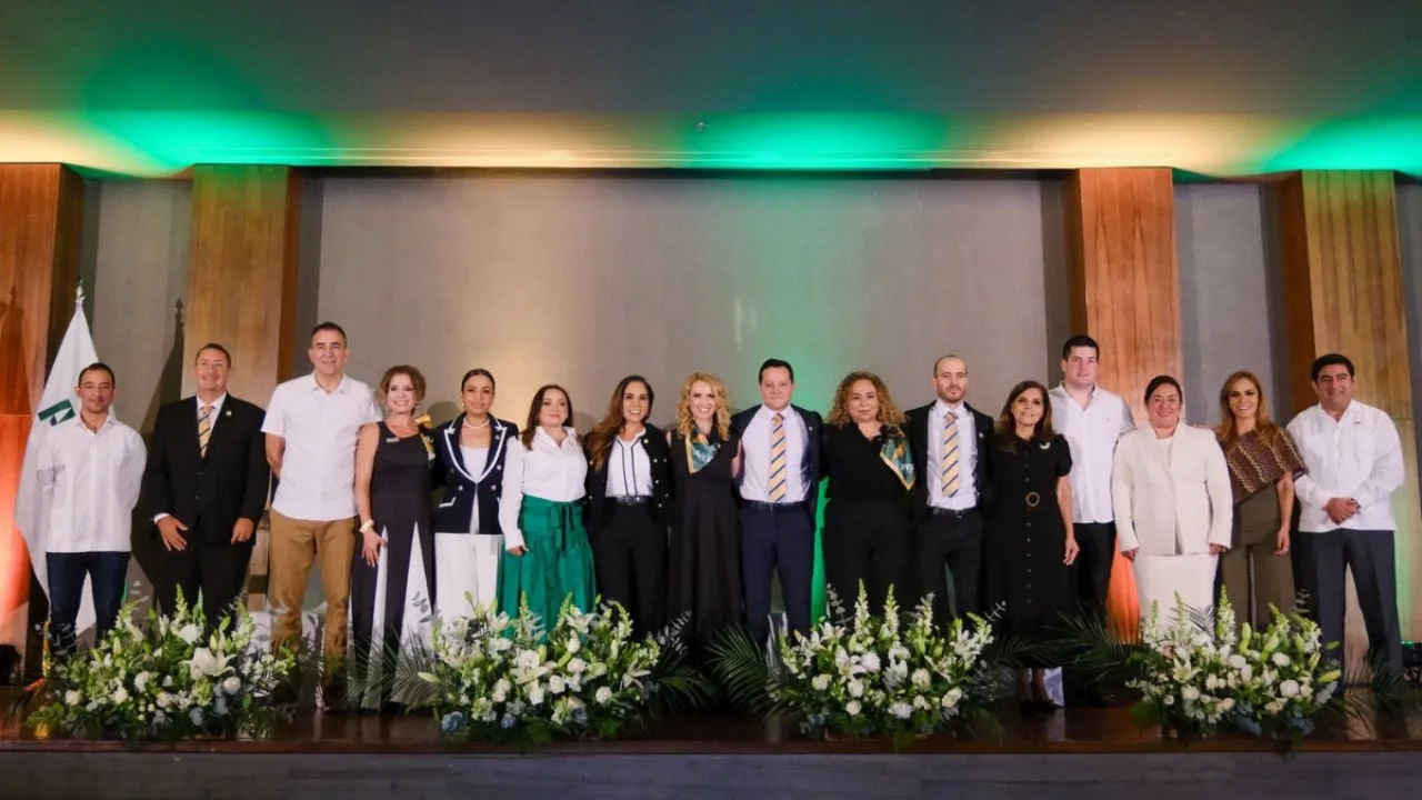 Governor Mara Lezama speaking at the AMPI Cancún 2026 swearing-in ceremony with real estate professionals in attendance