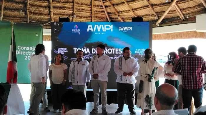 Marco Antonio del Valle Meneses, president of the AMPI Bacalar chapter, speaking at an event.