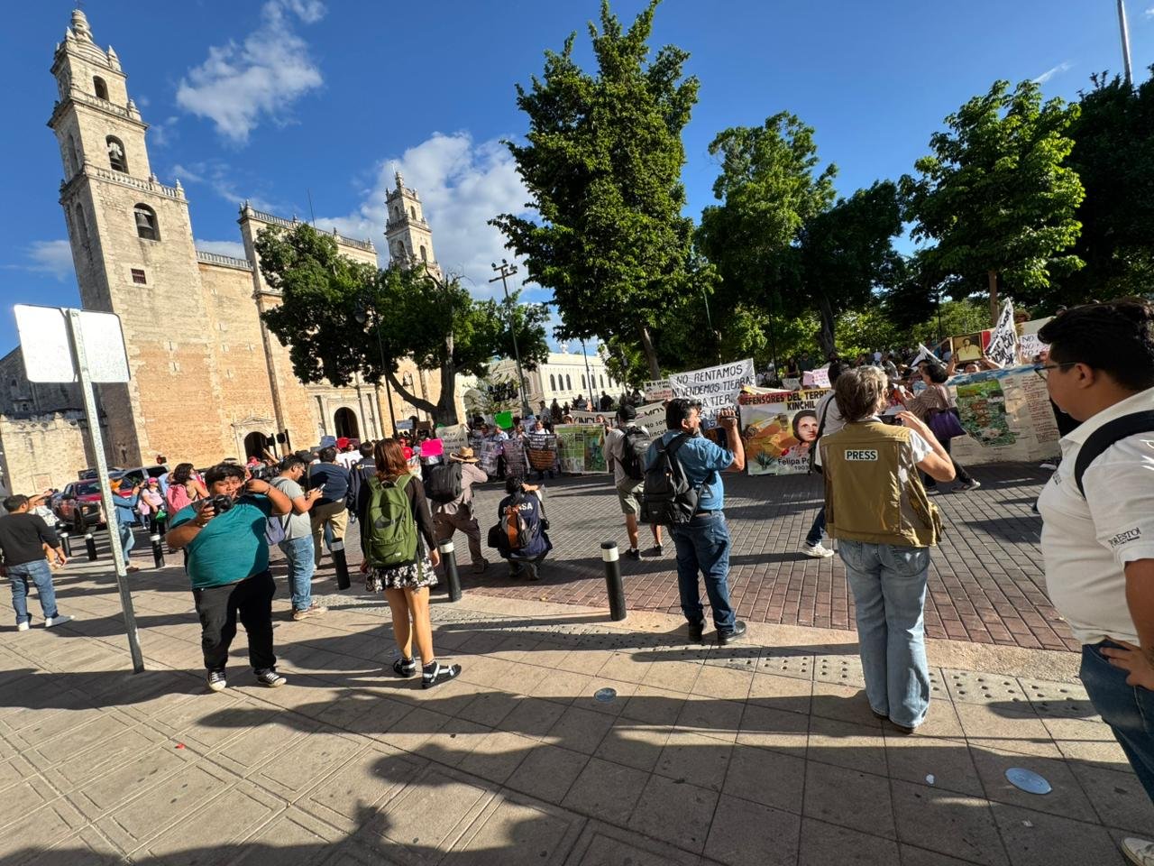 Hundreds of people marching in Mérida, Yucatán, holding signs during a protest