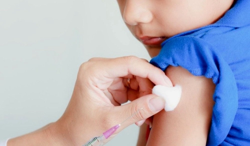 Health workers administering measles vaccines to children at a school in Quintana Roo
