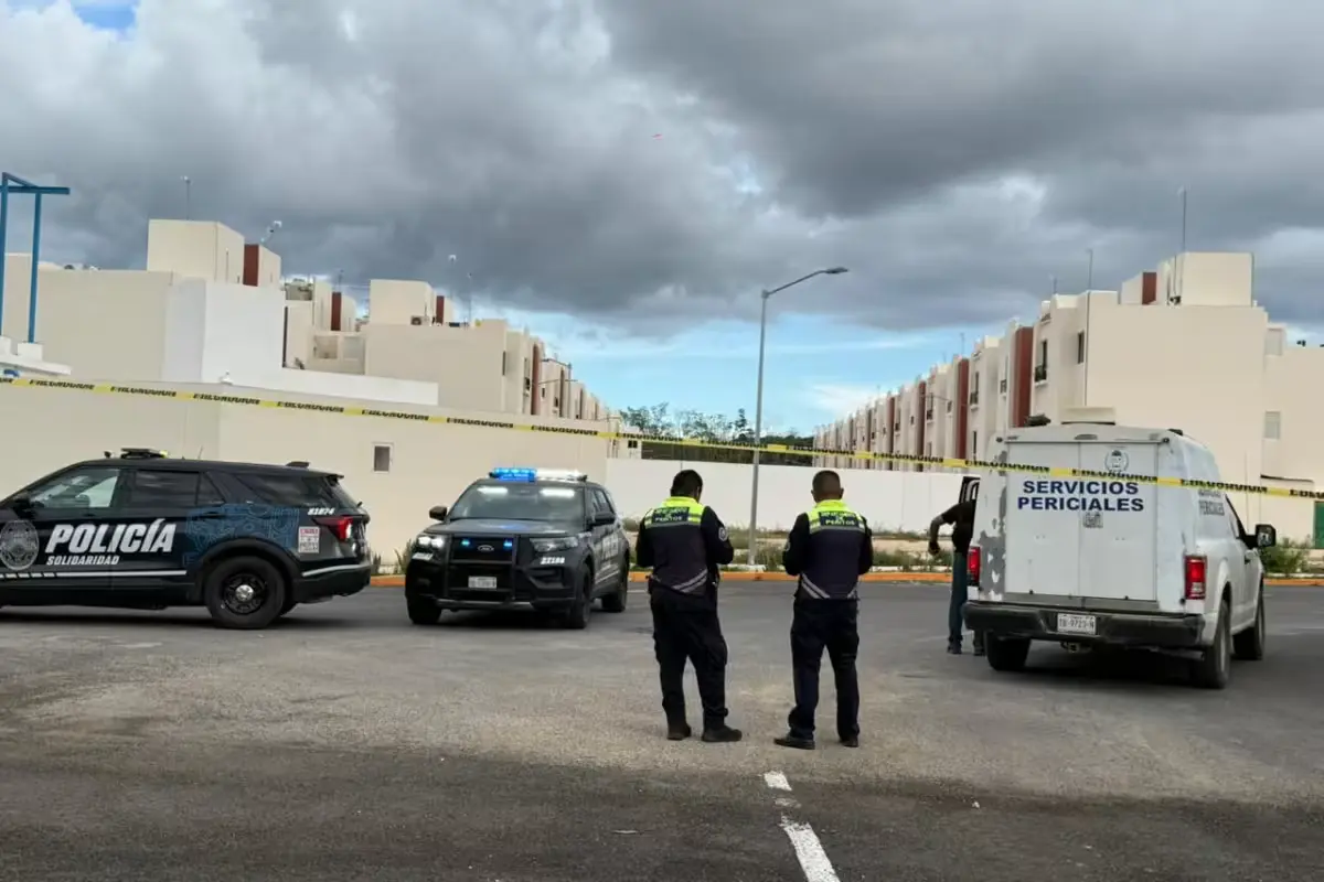 Emergency responders at the scene of a motorcycle accident in Cancún's Edén neighborhood