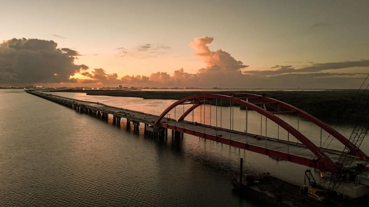 Construction progress of the Nichupté Bridge over the lagoon in Cancún