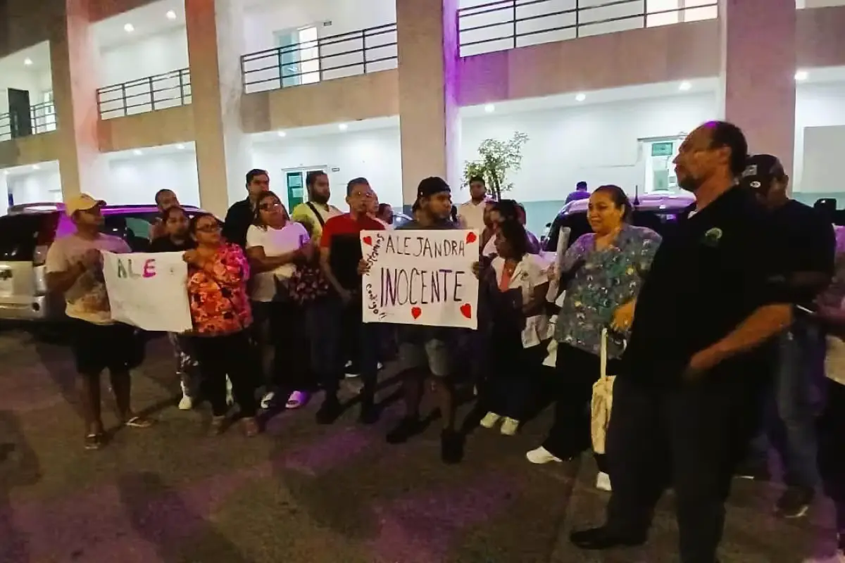 A group of nurses protesting outside the Quintana Roo State Prosecutor's Office in Playa del Carmen