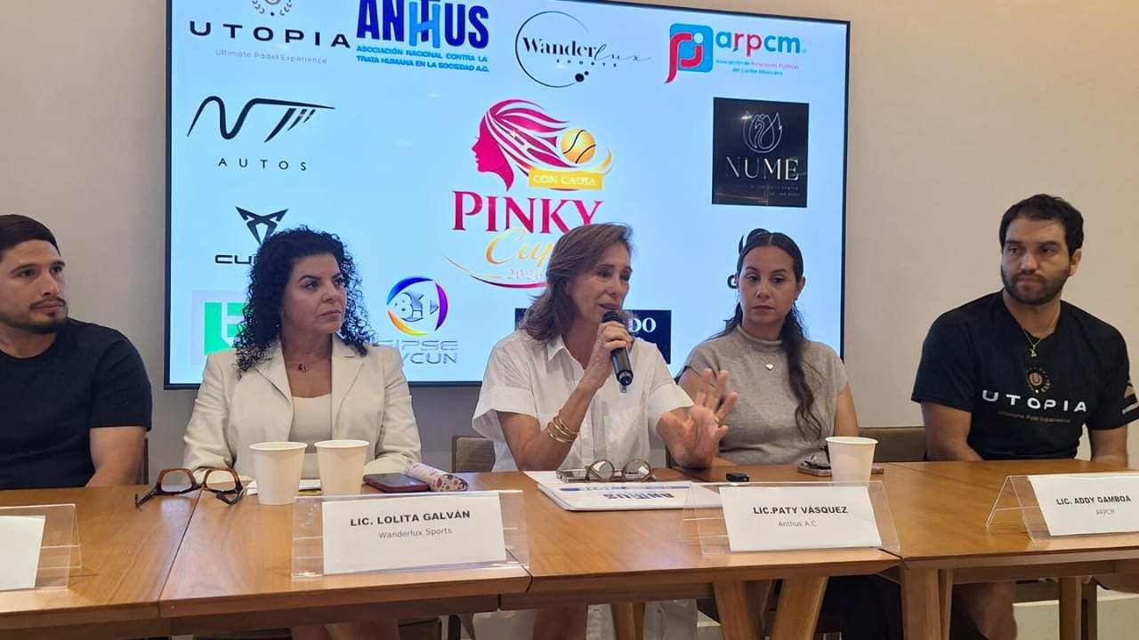Patricia Vázquez Curi, representative of the Anthus association, speaks at an event.