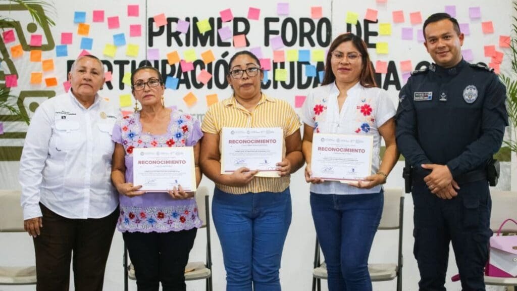 Attendees gather at the First Citizen Participation Forum in Playa del Carmen's Luis Donaldo Colosio Sports Unit boxing gym
