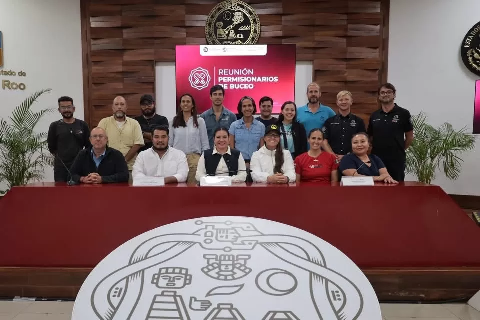 Officials meeting with diving union representatives in Playa del Carmen