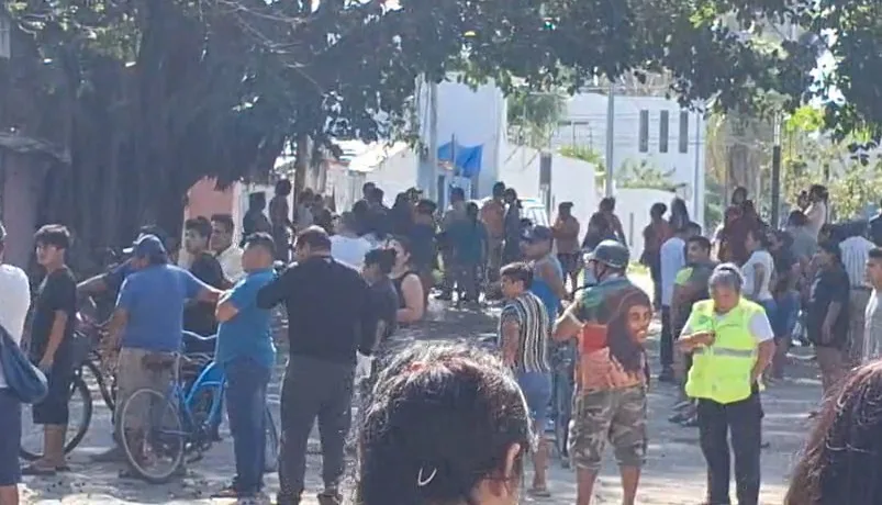 Police and residents during a tense eviction attempt in Colonia Colosio, Playa del Carmen
