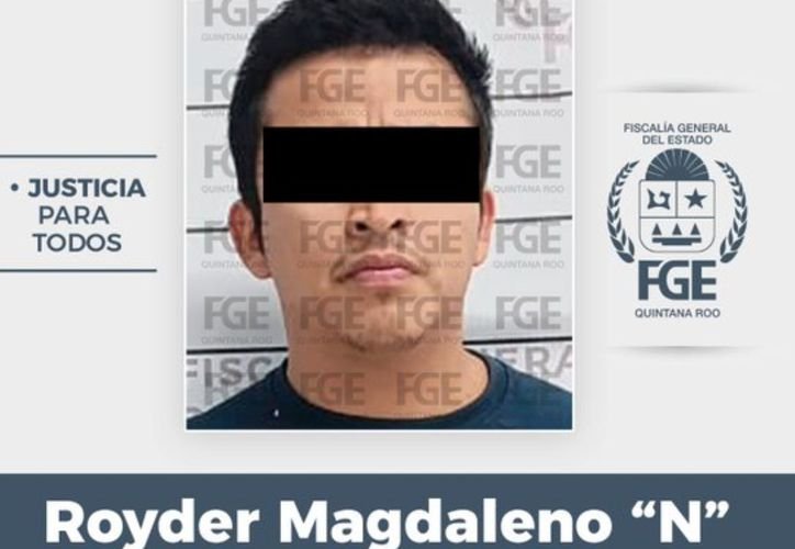 Police arresting a suspect in Playa del Carmen for extortion