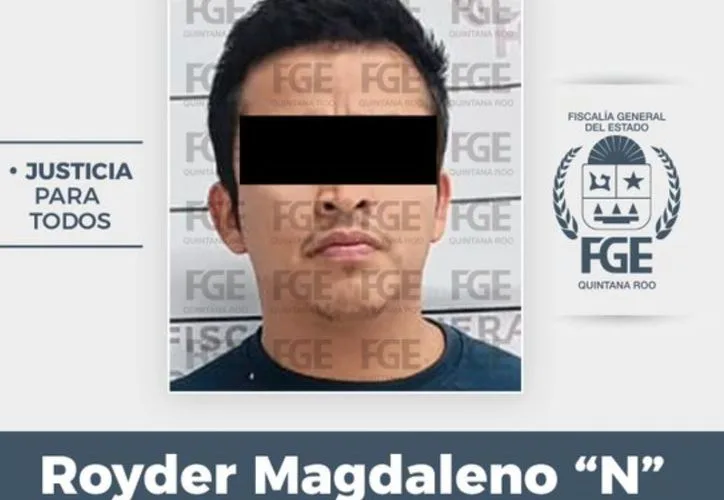 Police arresting a suspect in Playa del Carmen for extortion