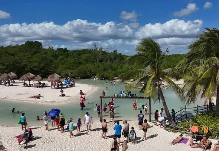 Ofner Arjona, head of the Playa del Carmen Small Hotels Association, speaks at a meeting