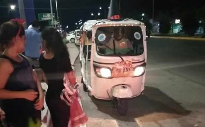 Officials and mototaxi representatives meeting in Playa del Carmen