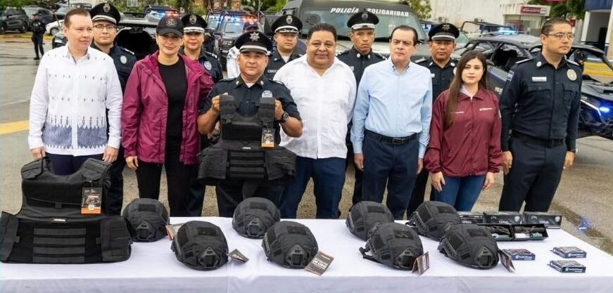 Playa del Carmen Mayor Estefanía Mercado delivers tactical equipment and body cameras to municipal police officers