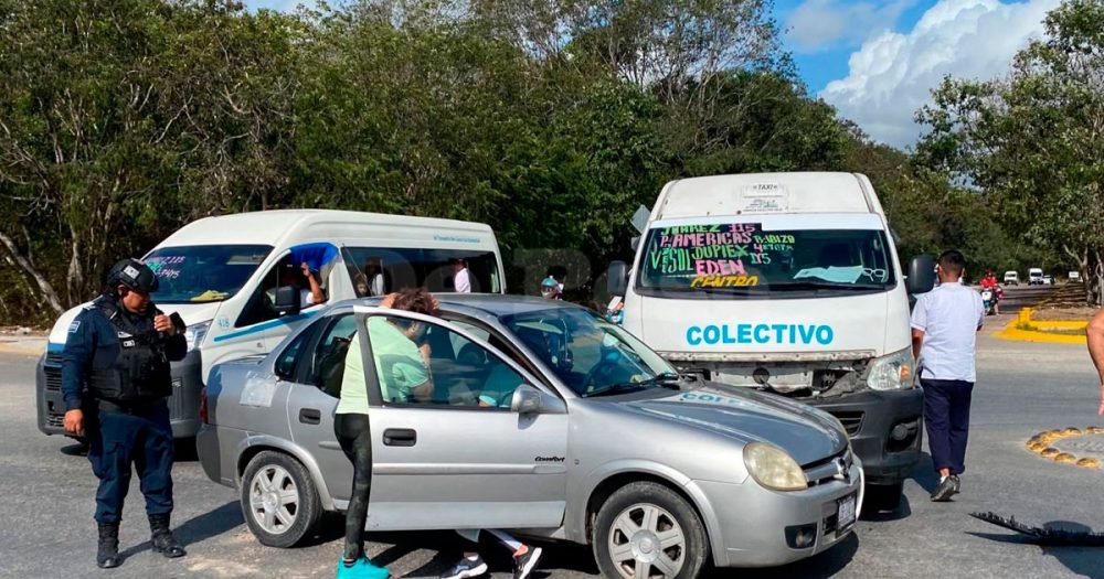 A damaged gray Chevrolet Chevy car at a roundabout in Playa del Carmen after a collision with a public transport vehicle.