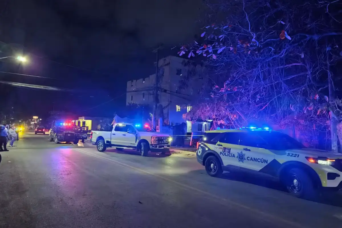 Police vehicles and officers at the scene of a shooting attempt on Talleres Avenue in Cancun