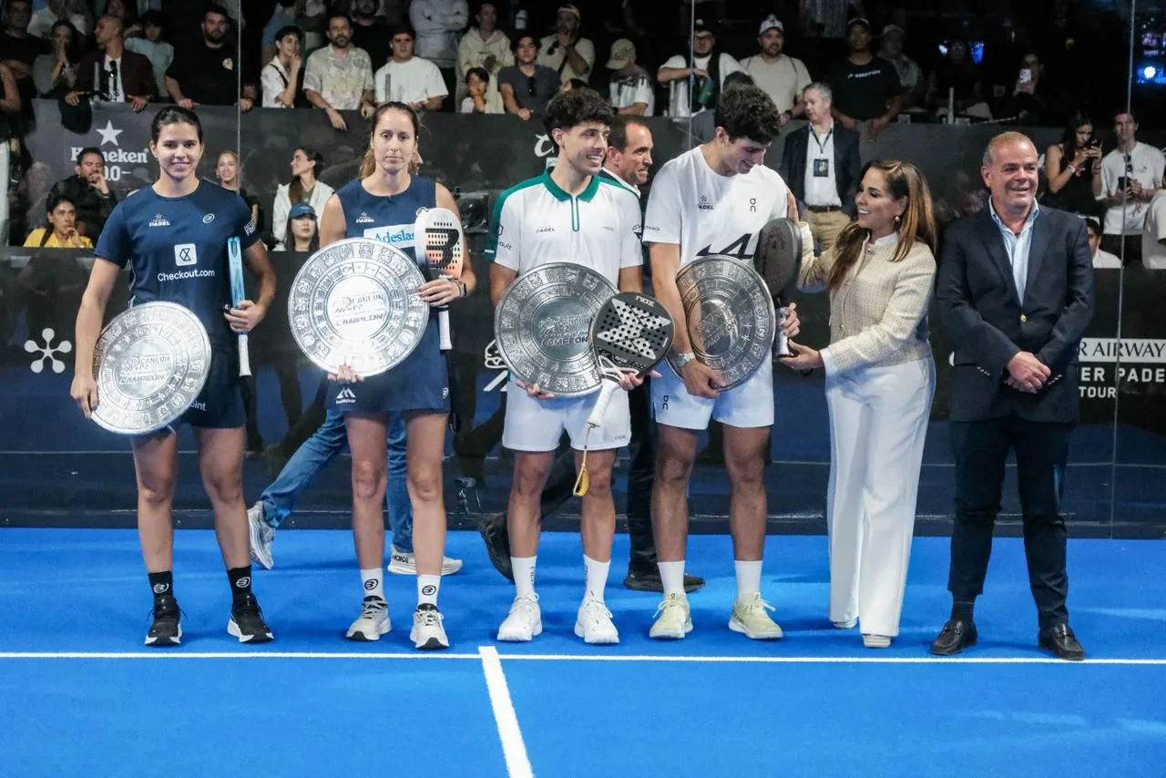 Winners of the Premier Padel Cancún P2 tournament celebrate on court in Costa Mujeres, Quintana Roo.