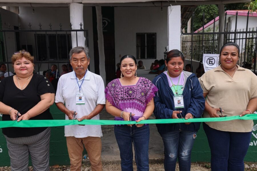 Puerto Morelos Mayor Blanca Merari Tziu Muñoz and officials at the inauguration of a community kitchen in Leona Vicario