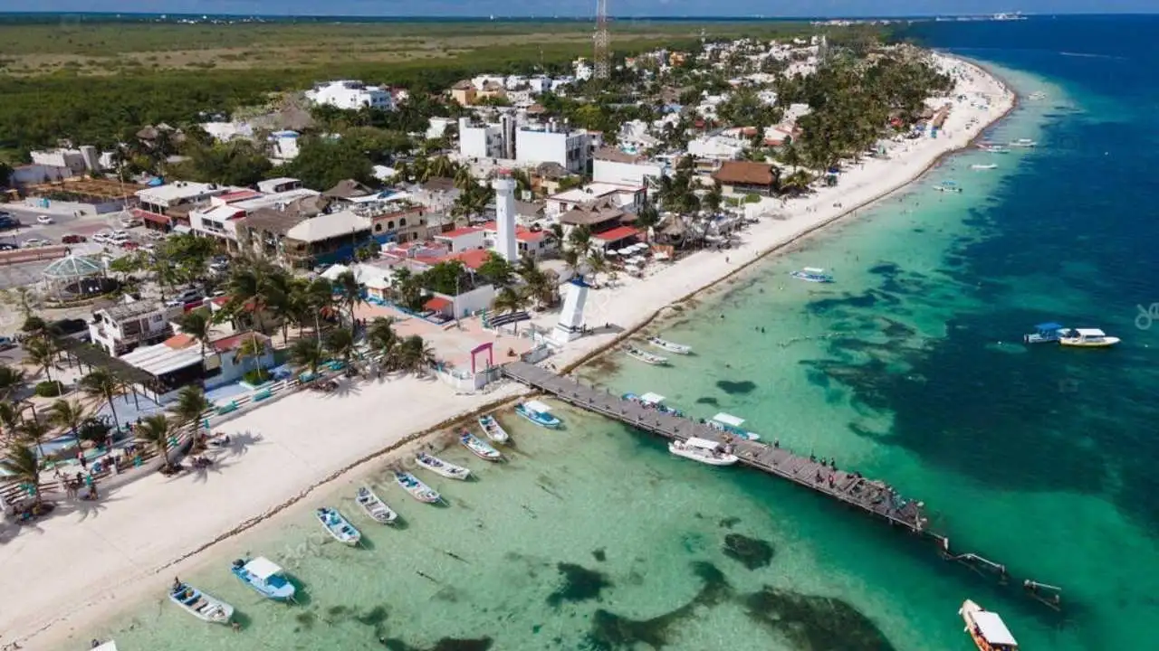 Protesters gathered outside Puerto Morelos municipal palace demanding protection for wetlands and water resources