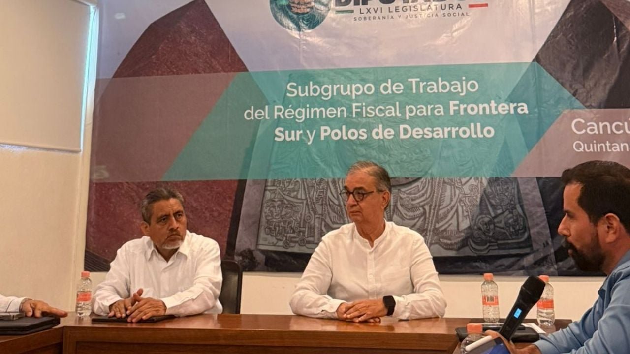 Representatives from the Quintana Roo boating association meeting with lawmakers