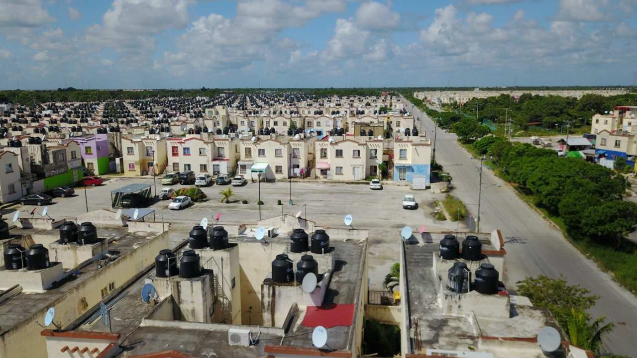 Construction site in Quintana Roo with workers and machinery