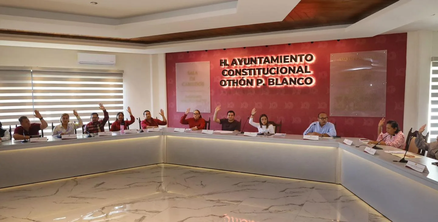 A municipal council meeting in Quintana Roo, Mexico, discussing budget and governance reforms.