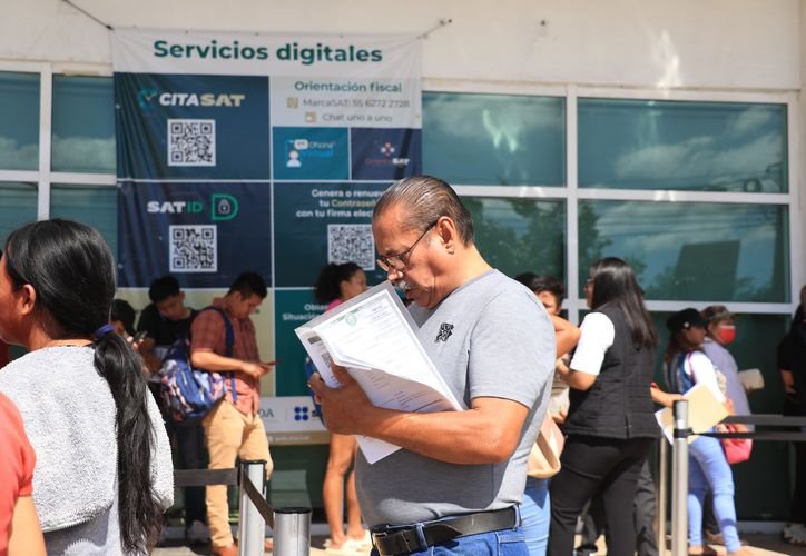 A person filing tax documents on a computer in Quintana Roo