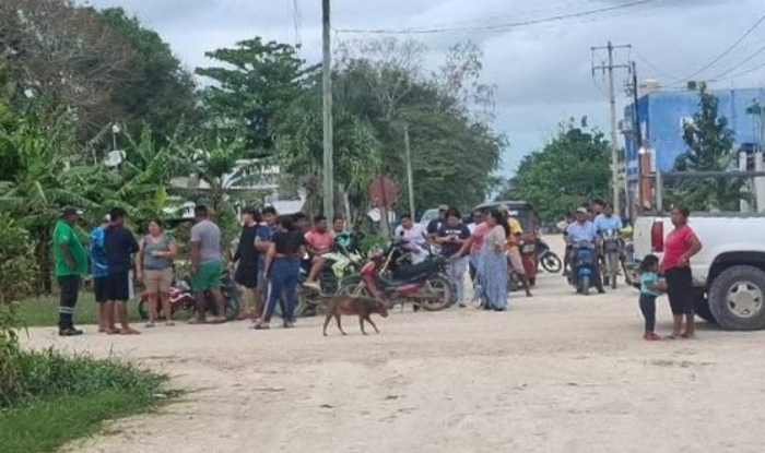 Emergency personnel and residents at the scene of a rescue in Chiquilá, Quintana Roo