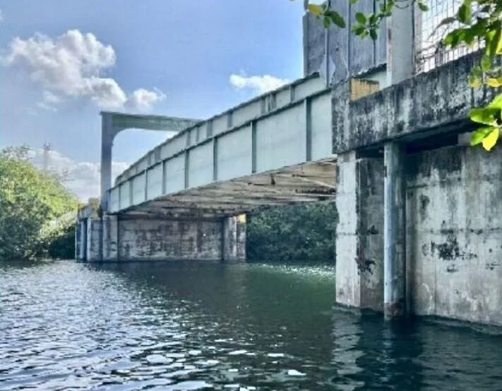 Construction work on the Rio Hondo bridge connecting Mexico and Belize