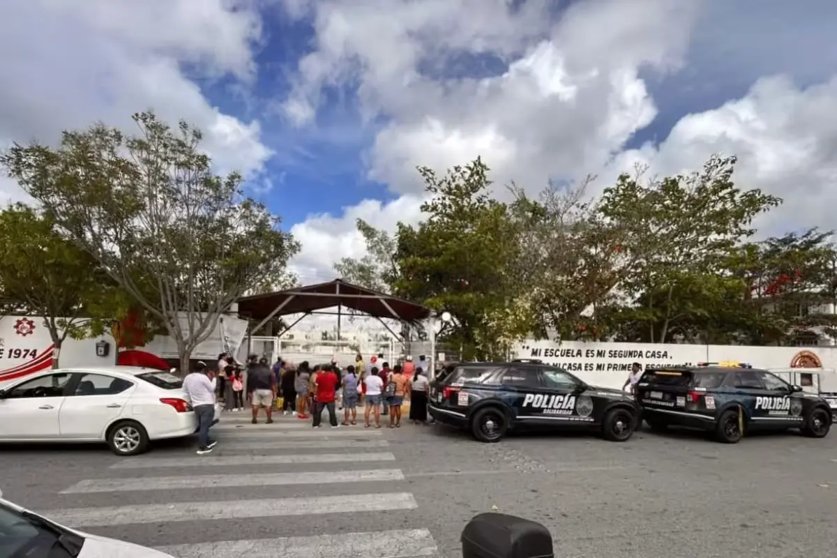 A photo illustrating recent incidents posing risks to students in Quintana Roo schools.