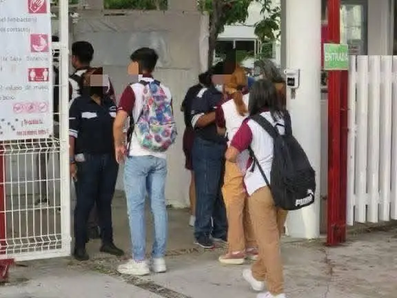 Students walking into a school building in Quintana Roo, Mexico