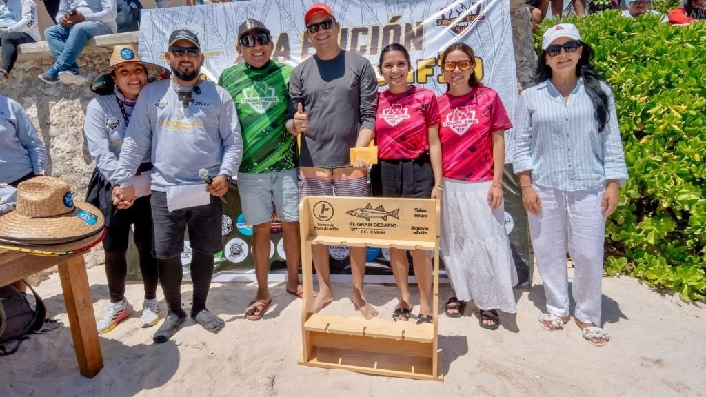 Jesús Martínez Castillo holding his winning catch at the Gran Desafío del Caribe fishing tournament in Tulum