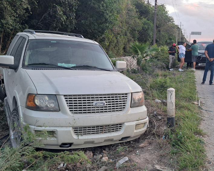 A damaged beige Ford Expedition off the road on the Playa del Carmen-Tulum highway near Caleta Tankah