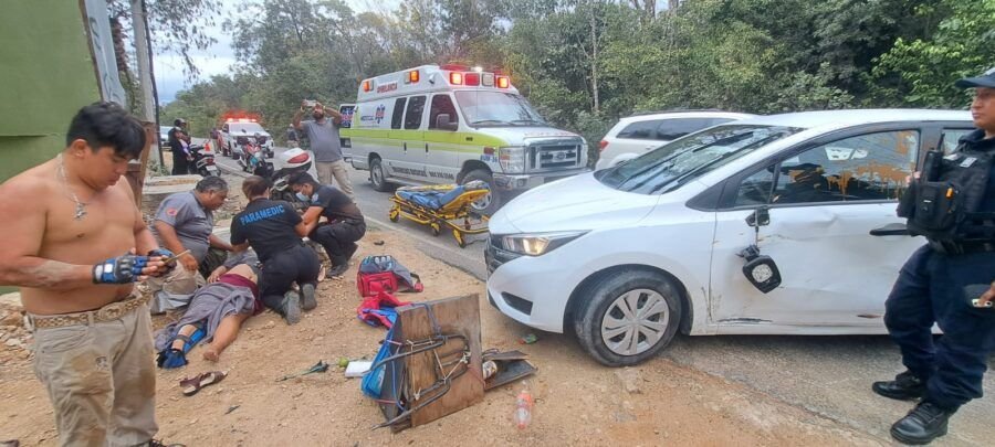 Emergency services at the scene of a traffic accident on Kukulcan Avenue in Tulum, Quintana Roo.