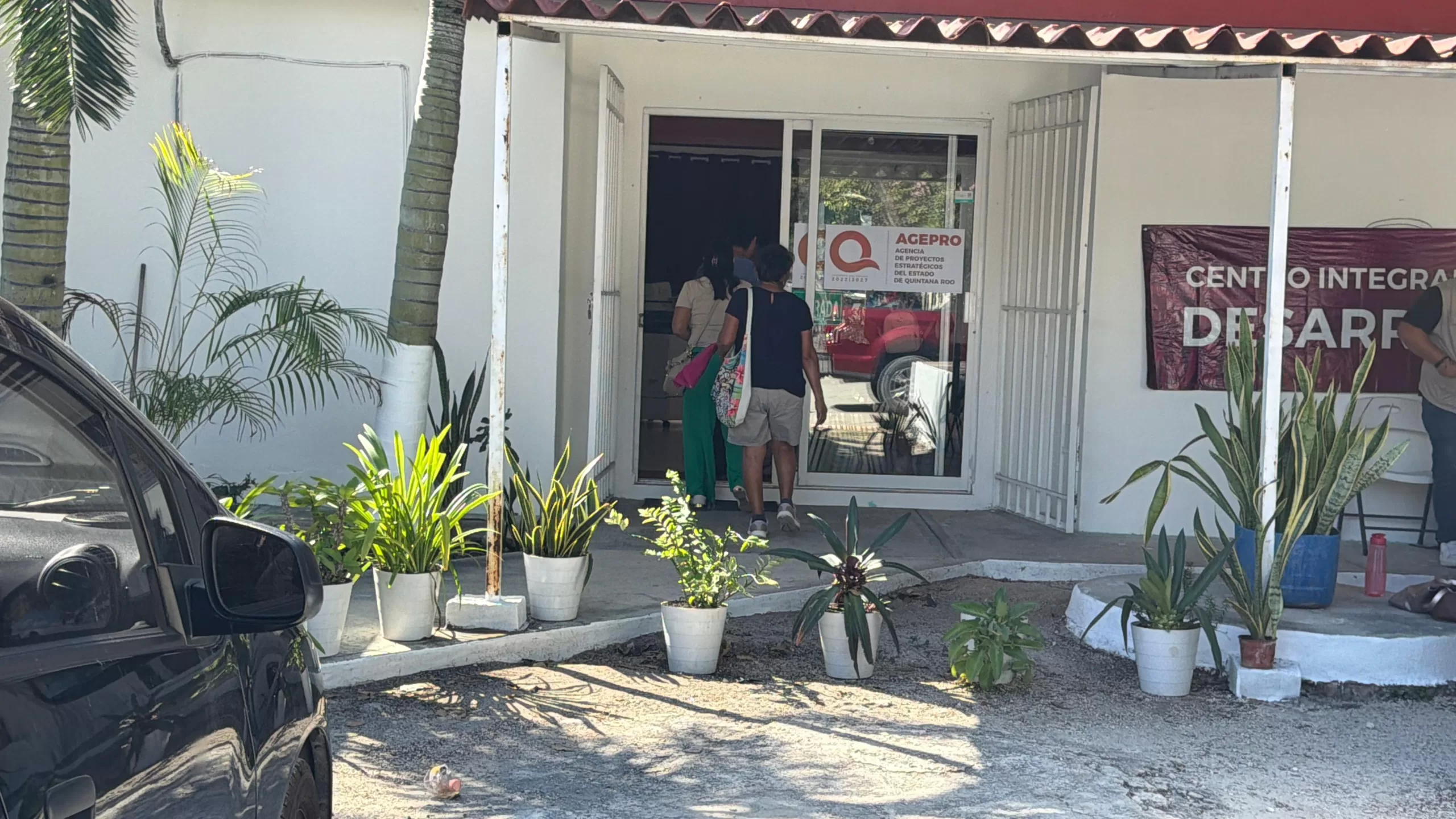 Residents gathered outside government offices in Tulum demanding information about land regularization