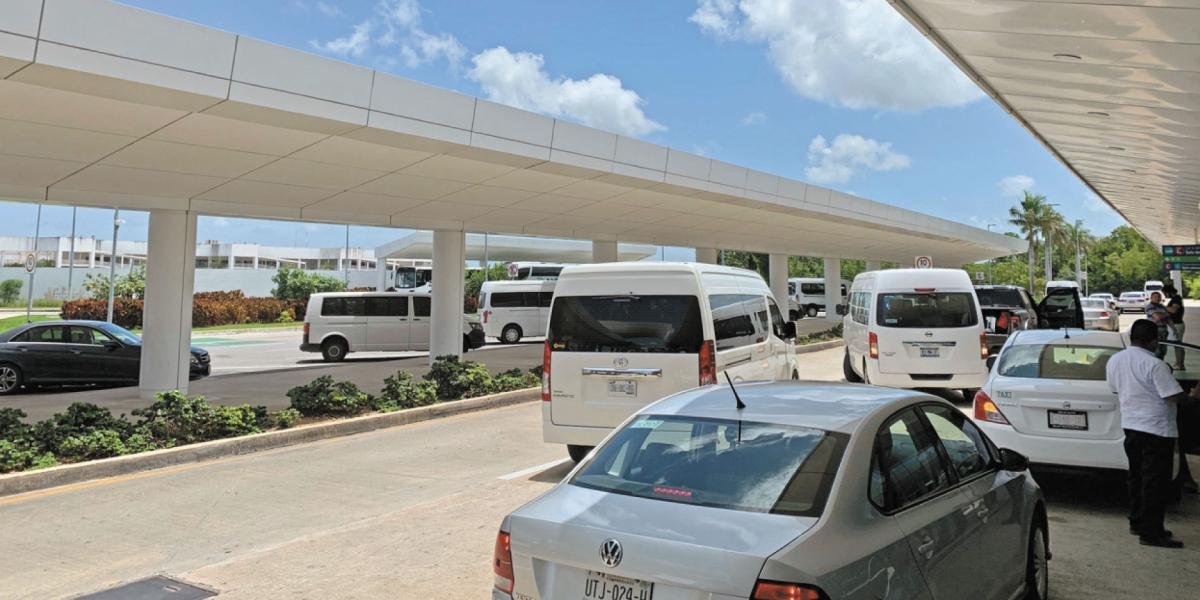 Uber drivers protesting outside Cancún International Airport