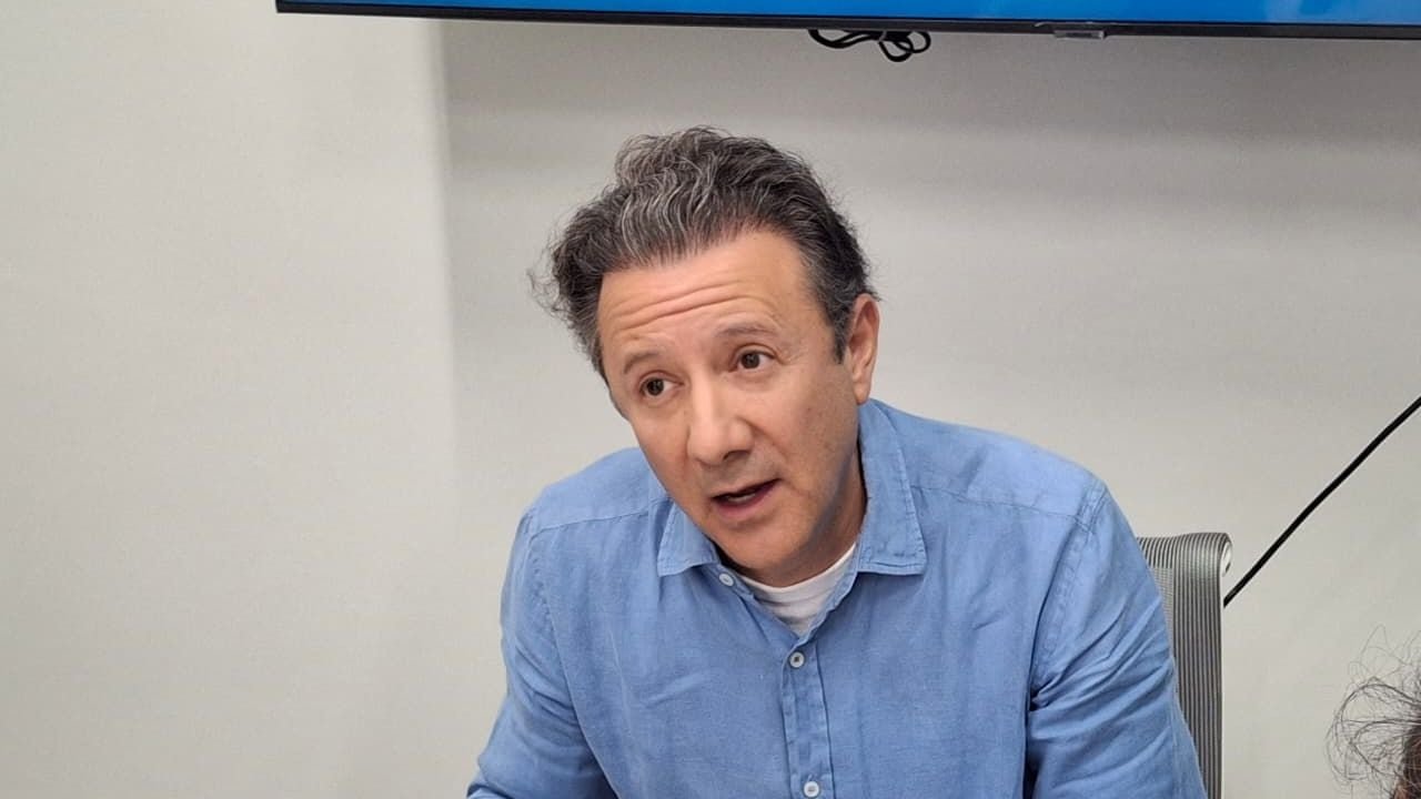 Illustration showing vacation rental platforms like Airbnb and Booking adapting to tax regulations in Mexico