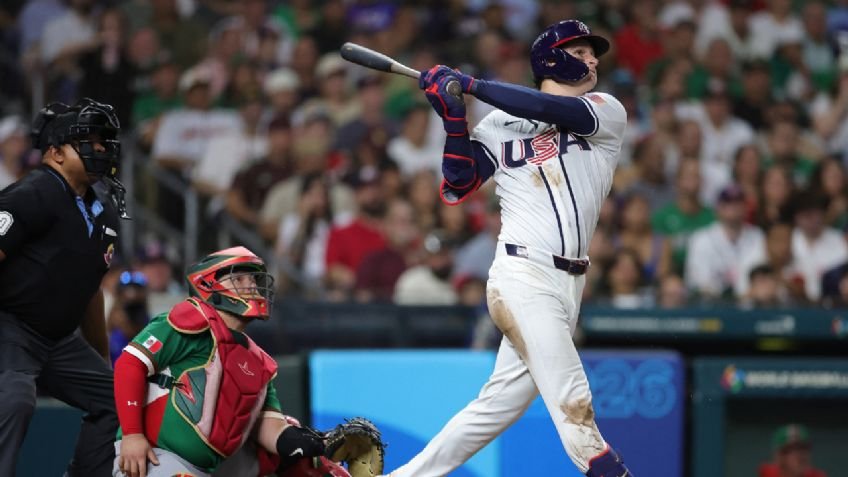 Baseball players from Mexico and the United States during the World Baseball Classic game at Daikin Park