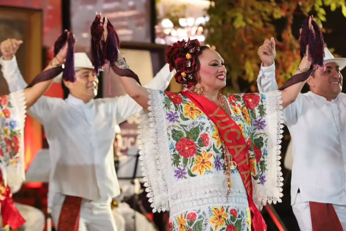 Visitors exploring Yucatán Cultural Week exhibits at Palacio de los Deportes in Mexico City