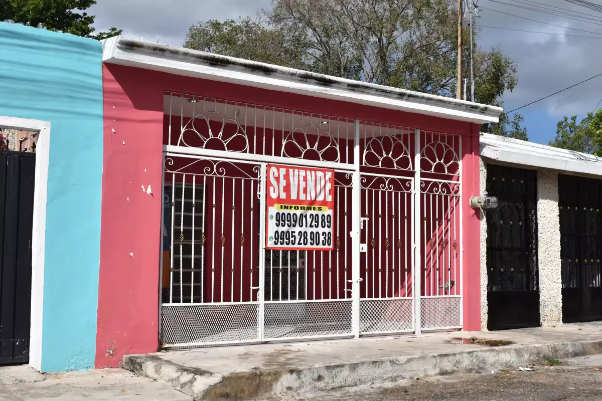 A real estate sign in Yucatán, Mexico, with the new licensing regulations in effect