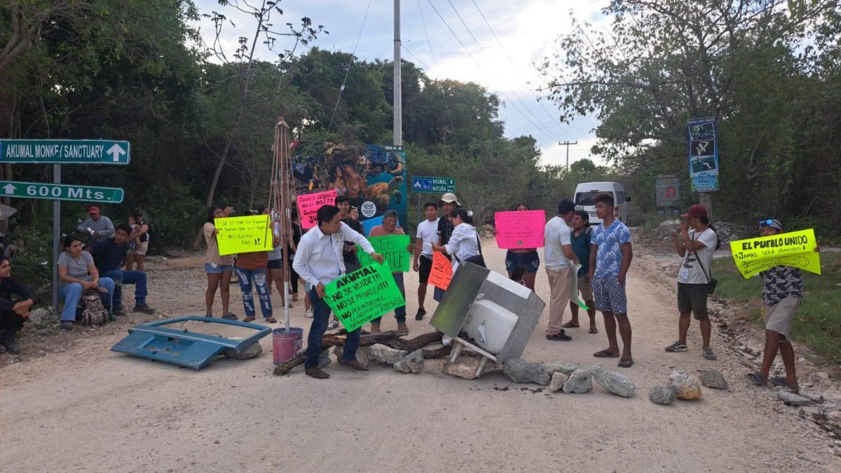 Residents block the entrance to Xuxubí community in Akumal, Quintana Roo, during a protest over a land dispute involving cenotes