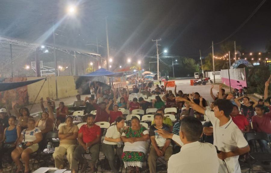 Residents of Akumal gather at a community meeting to discuss forming a citizen committee
