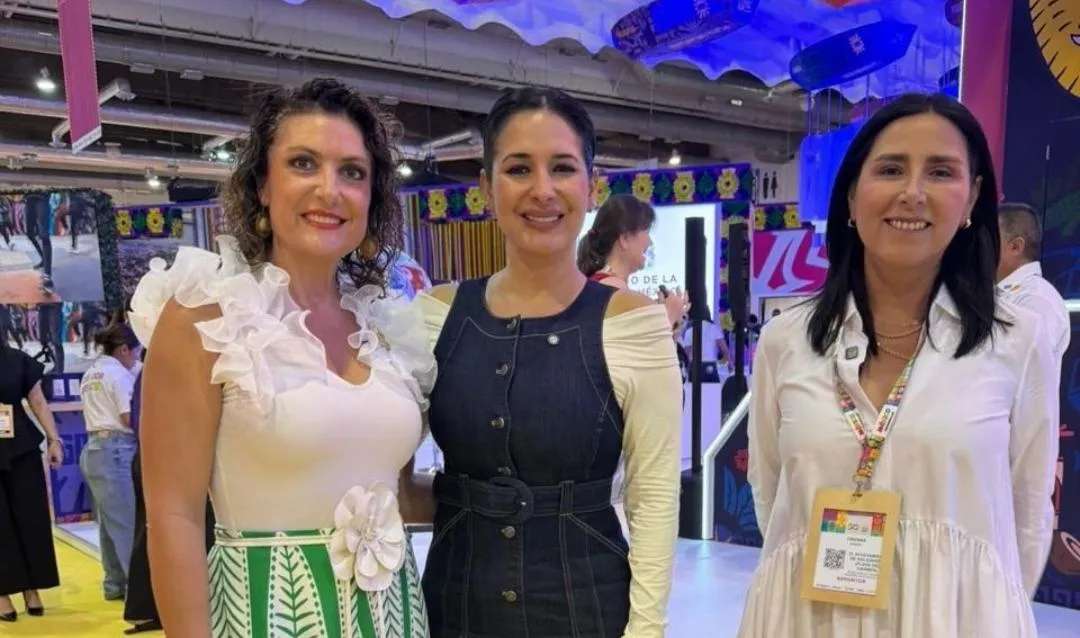 Valeria Rindertsma, president of AMEXME Riviera Maya, at the Tianguis Turístico 2026 in Acapulco.