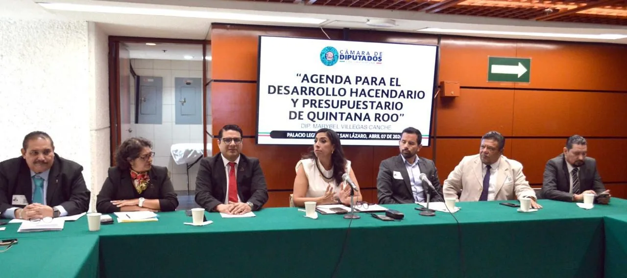 Representatives from the Asociados Náuticos Quintana Roo association meeting with legislators in Mexico City