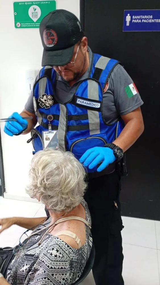 Emergency personnel respond to a bee swarm incident in Bacalar, Quintana Roo
