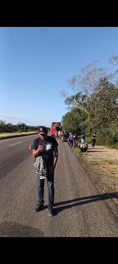 Passengers waiting by the roadside after a bus breakdown in Quintana Roo