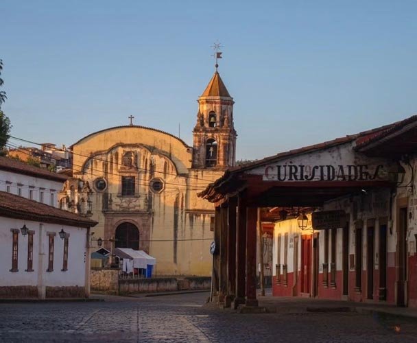 A street in a Mexican Pueblo Mágico with shops and digital payment signs